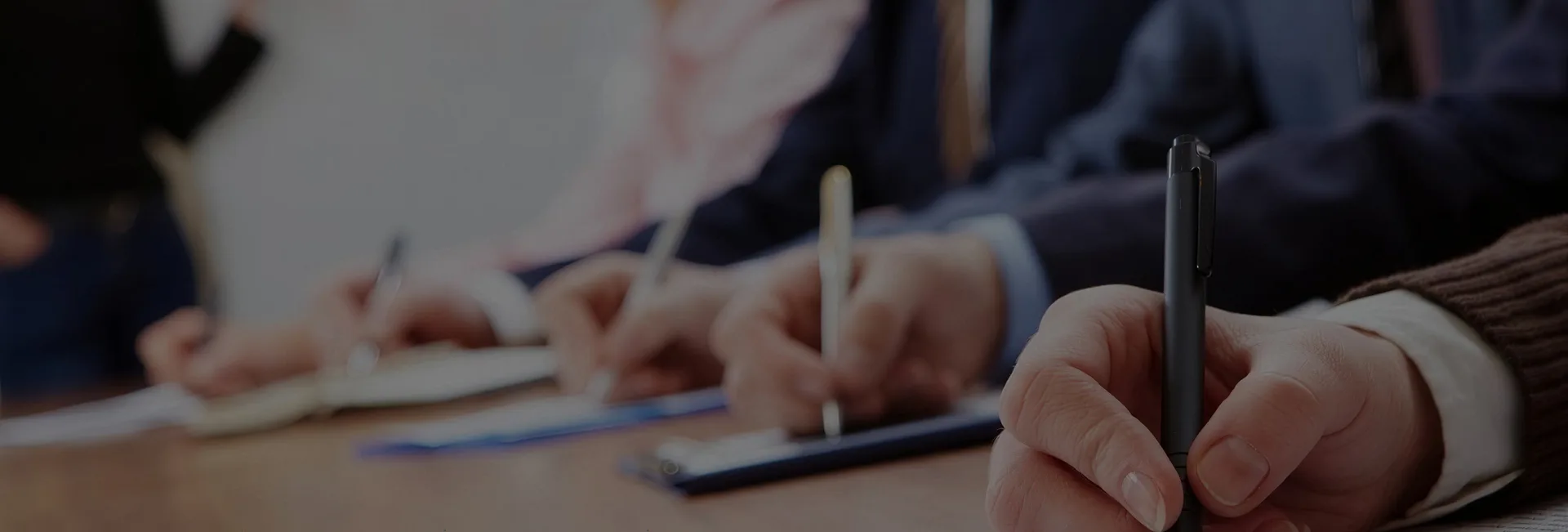 Participantes fazendo anotações durante um curso