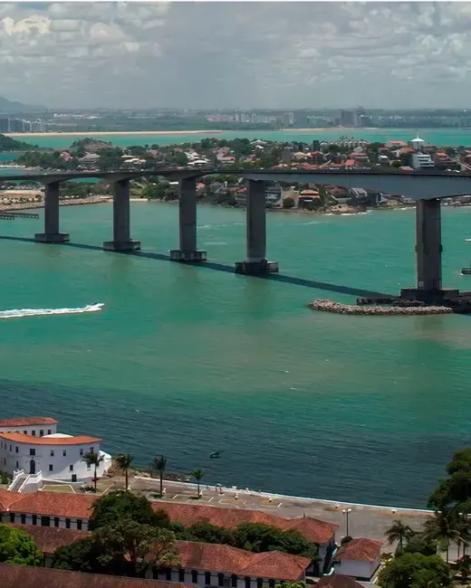 Terceira Ponte e a baía de Vitória, cidade da sede da ABAV-ES